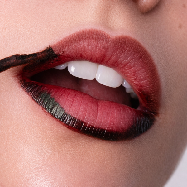 Posez sur toute la lèvre ou en contour.